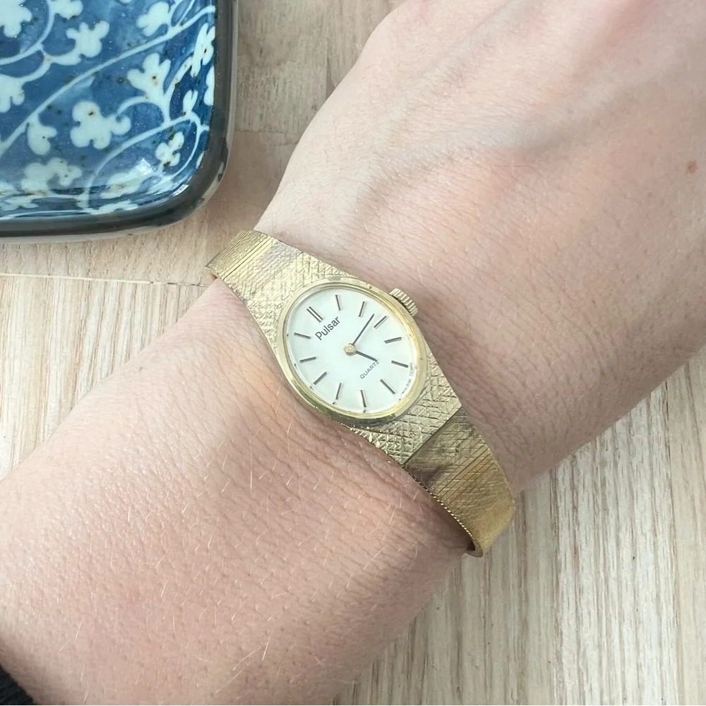 Vintage pulsar ladies oval gold tone bracelet dress watch NEW BATTERY